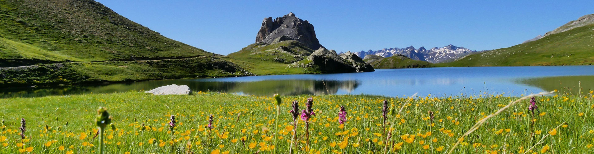 Lac de montagne et ciel bleu en Ubaye