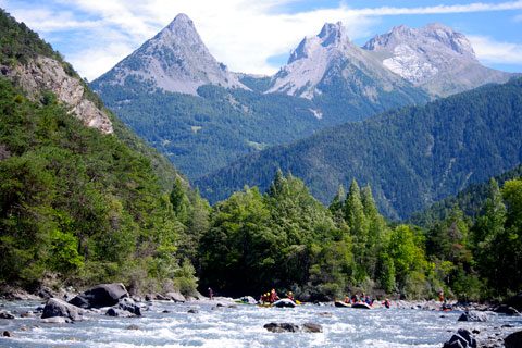Rafting en Ubaye au pied des Séolanes — de gauche à droite, La
        Séolane-des-Besses, l'Ailette et la Petite-Séolane