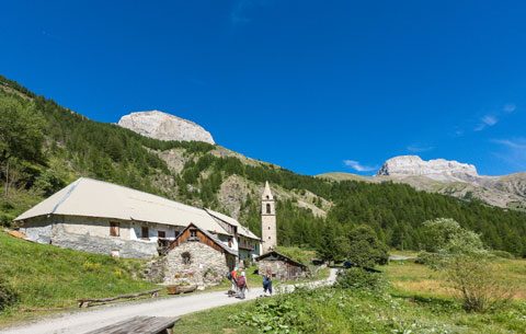 L'entrée du vallon du Laverq et La Grande-Séolane au-dessus du
        Martinet