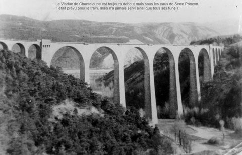 Le viaduc de Chanteloube sous les eaux de Serre-Ponçon