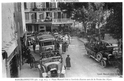 Barcelonnette — Place Manuel, l'été à l'arrivée des autocars