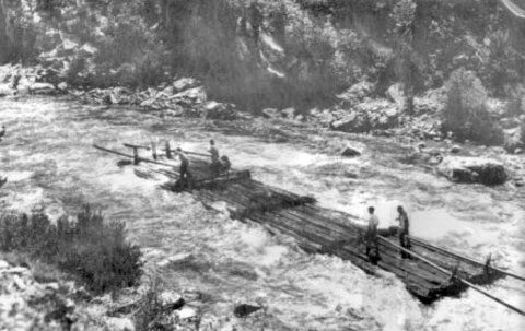 Sur la rivière d'Aude, transport de bois au moyen de radeaux conduits par les carrassiers